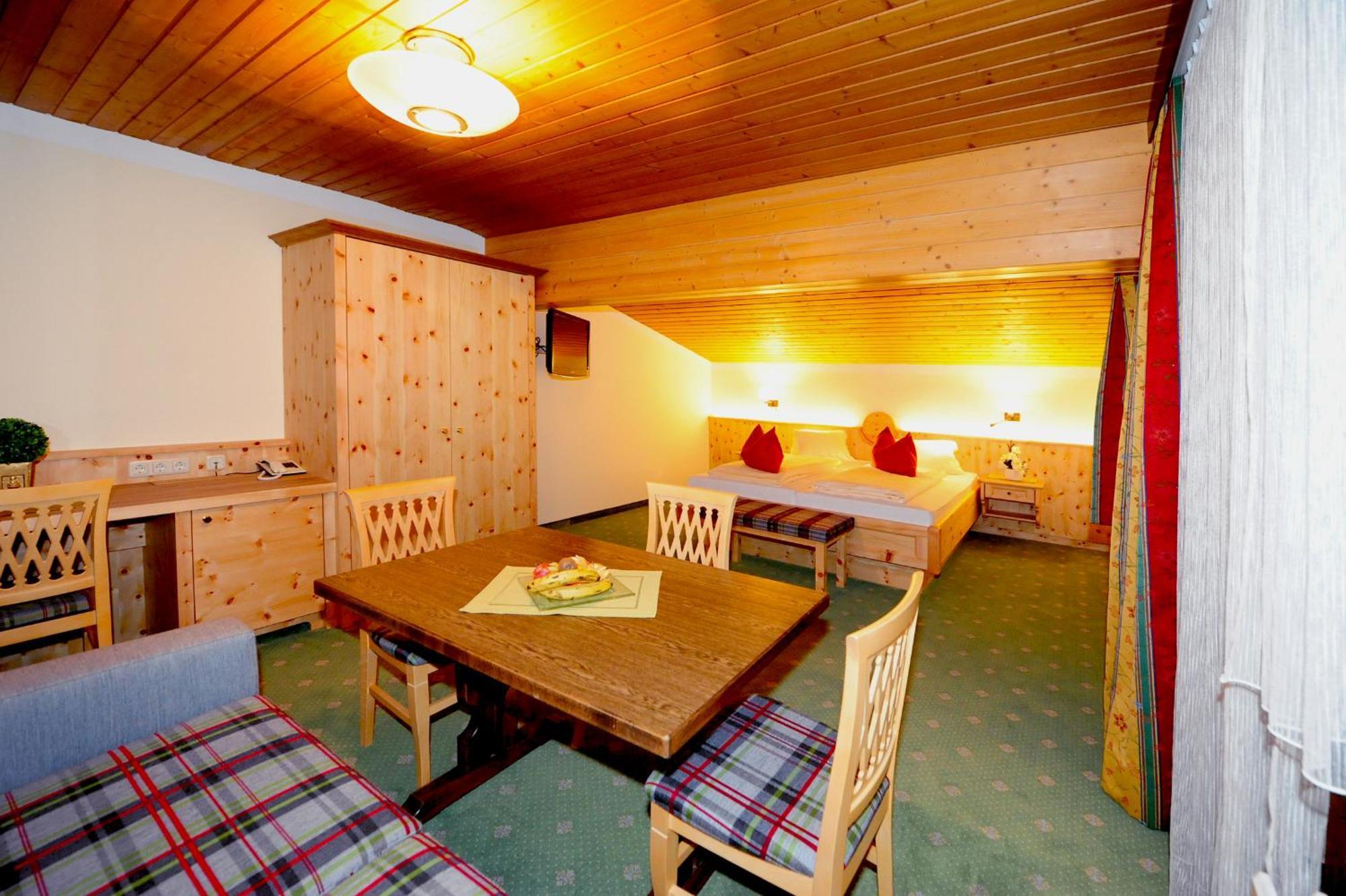 Ski In Ski Out Hotel Unterellmau Σάαλμπαχ-Χίντεργκλεμ Δωμάτιο φωτογραφία